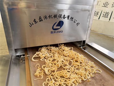 微波膨化隧道爐的出現(xiàn)革新了豬皮零食的加工方式